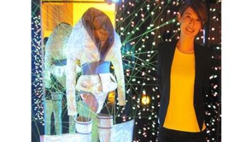 Gaun yang terbuat dari sutra bercahaya yang diubah secara genetis dipamerkan di Tokyo2