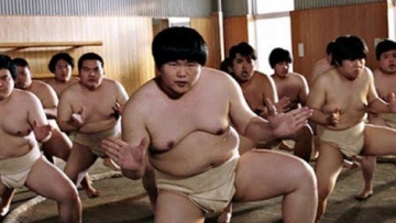 Para pegulat sumo ini tampil di acara TV baru di Jepang, bukan untuk bergulat, tapi bernyanyi!