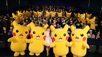 Shoko Nakagawa tampil di acara pemutaran film Pokemon bersama 20 Pikachu