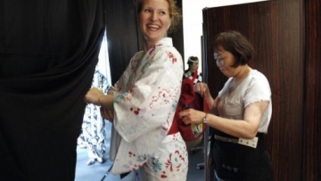 Yukata de Guide Tour- Tur Tradisional Tokyo Bagi Para Wisatawan Asing Sambil Berbalut Yukata cover