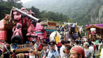 Kuil portable Zaku (Gundam) tampil pada festival tradisional di Jepang (1)