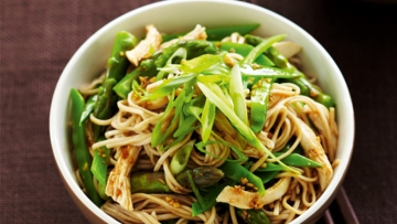 Ingin cicipi salad mie soba Jepang dengan irisan ayam rebus yang lezat ini Yuk lihat dan coba resepnya!