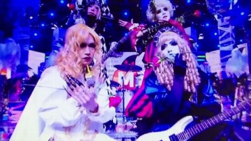 Golden Bomber tampil ala band visual kei tahun 90-an di acara khusus Music Station Halloween (2)