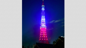 Paris Tokyo Tower Menyala Biru, Putih merah1