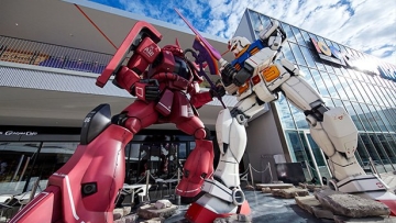 Gundam RX-78-2 berduel dengan Zaku II di Osaka (1)