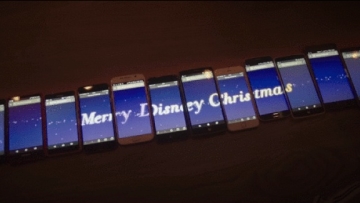 Tonton Parade Elektrik Natal Tokyo Disneyland dari Rumah dengan Beberapa Smartphone yang Dijajarkan