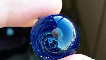 Wow! Seniman Jepang ciptakan liontin berhiaskan planet dan galaksi di dalamnya! (8)