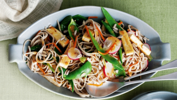 Yuk coba membuat mie soba, tofu dan salad sayuran dengan kuah miso! Oishii!