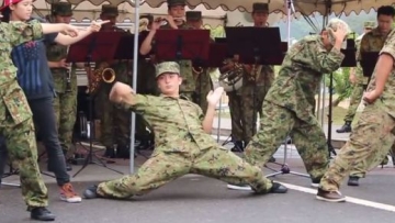 Band Militer Japan Self-Defense Force Breakdance & Memainkan Lagu Hatsune Miku