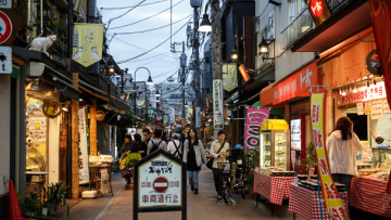 Menjelajahi Daerah Perbelanjaan Kuno Jepang di Yanaka Ginza Shotengai - likeafishinwater.com 1