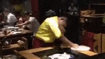 Sugoi! Pramusaji Jepang Ini Mengelap Meja Seperti Ninja