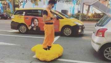 Wow! Cosplayer dari Taipei ini naik Awan Kinton (Dragon Ball) di jalanan!