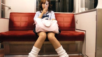 3 Alasan Mengapa Orang Jepang Tidak Pernah Mengangkat Telepon di Kendaraan Umum