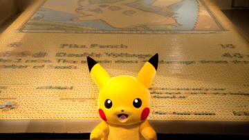 Keren! Seniman Ciptakan Gambar Mosaik Pikachu dari Ribuan Kartu Pokemon! (4)