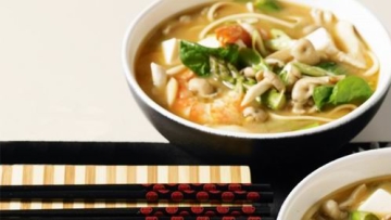 Resep sup miso dengan udang, tahu dan mie udon Resep sup miso dengan udang, tahu dan mie udon