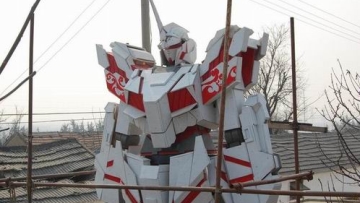 Wow! Fans ciptakan patung Gundam Unicorn setinggi 6,6 meter di belakang rumahnya! (1)