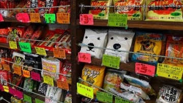 Toko di Osaka ini Hanya Menjual Aneka Mie Instan di Jepang (1)