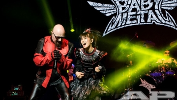 Gokil! Baby Metal Satu Panggung dengan Vokalis Judas Priest Rob Halford!
