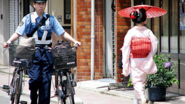 Inilah Alasan Kenapa Polisi Jepang Sering Memberhentikan Orang