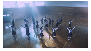 Keyakizaka46 Melakukan Dansa Payung di Video Musik Terbaru