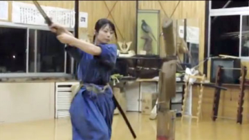 Wanita Jepang Ahli Pedang Ini Menarik Perhatian Banyak Orang (2)