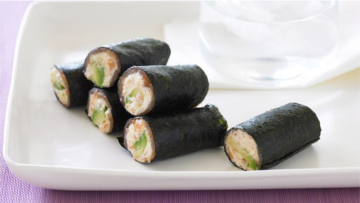 Resep Sushi Salmon Asap dengan Isian Alpukat Resep Sushi Salmon Asap dengan Isian Alpukat