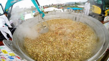 imoni-festival-di-jepang-hadirkan-sup-talas-rebus-dalam-wajan-raksasa