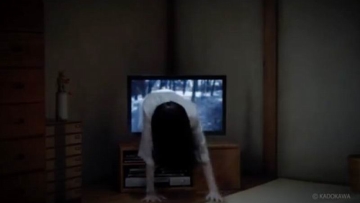 sadako-merasa-lelah-setelah-berkali-kali-gagal-keluar-dari-dalam-televisi