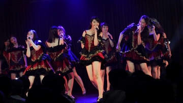 bangganya-ve-jkt48-saat-bendera-indonesia-berkibar-di-theater-akb48-1