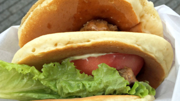 mencicipi-lezatnya-pancake-burger-dari-festival-makanan-di-tokyo-0