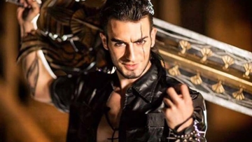 Cosplay Gladiolus dari Final Fantasy XV, Berani Lawan 0