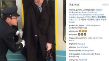 Kocak! Ekspresi Salaryman ini Tidak Berubah di Dalam Kereta Penuh Sesak