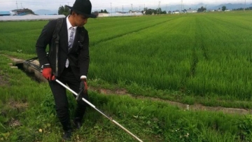 Petani Jepang Tampil Gaya Dengan Bercocok Tanam Sambil Berpakaian Rapi (1)