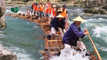 serunya-berarung-jeram-menggunakan-rakit-kayu-di-sungai-kitayama1