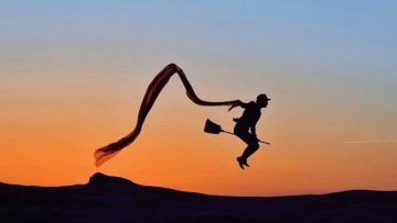 Fotografer Levitasi Jepang Melayang Dengan Sapu Terbang