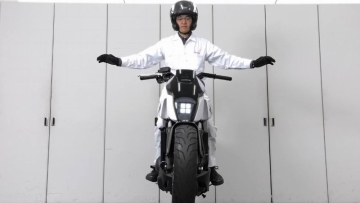 Sugoi! Sepeda Motor Jepang Ini Bisa Berdiri Seimbang dan Mengikuti Pemiliknya! (1)