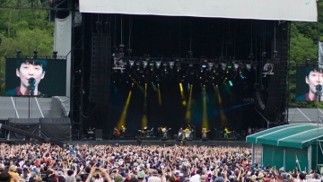 Gen_Hoshino_at_the_Fuji_Rock_Festival_2015_(cropped)