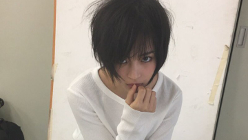 Suzu Hirose bercosplay sebagai L dari Death Note