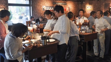 Restoran di Jepang Ini Tidak Sediakan Tempat Duduk Untuk Pelanggannya (1)