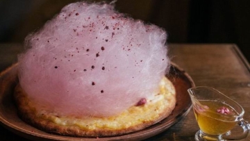 Restoran di Jepang Sajikan Pizza Dengan Topping Kembang Gula & Madu (1) Restoran di Jepang Sajikan Pizza Dengan Topping Kembang Gula & Madu (1)