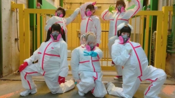 Idol Group Jepang Pakai Kostum Khusus Untuk Memeluk Fans (1)