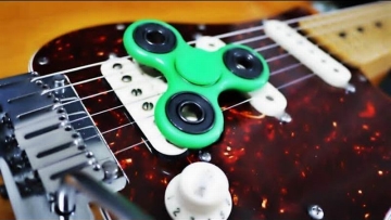 Musisi Jepang Mainkan Gitar Dengan Fidget Spinner & Alat Pijat (1) Musisi Jepang Mainkan Gitar Dengan Fidget Spinner & Alat Pijat (1)