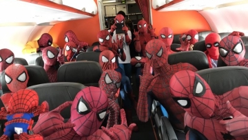 Seru, Pesawat di Jepang Ini Semua Penumpangnya Adalah Cosplayer Spider-Man! Seru, Pesawat di Jepang Ini Semua Penumpangnya Adalah Cosplayer Spider-Man!