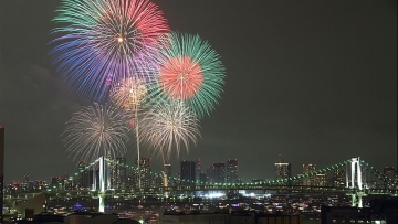 Tokyo_bay_fireworks_2015