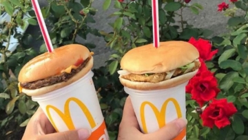 Tren Baru di Jepang, Menusuk Burger Dengan Sedotan2 Tren Baru di Jepang, Menusuk Burger Dengan Sedotan2