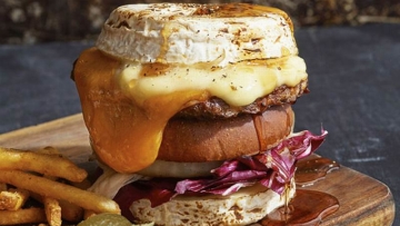 Kafe di Jepang Sediakan Super Cheese Burger Yang Porsinya Bikin Kenyang