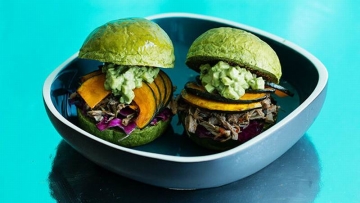 Kafe di Tokyo Sediakan Burger Matcha Pedas Yang Menggugah Selera Kafe di Tokyo Sediakan Burger Matcha Pedas Yang Menggugah Selera