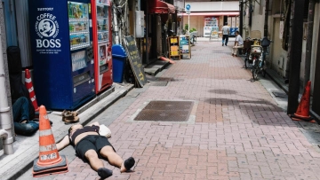 Foto-foto Beberapa Orang Jepang Yang Tidur di Mana Saja Karena Mabuk (1)