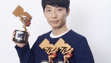 Gen Hoshino Borong Tiga Penghargaan Sekaligus Di MTV Video Music Awards Japan 2017