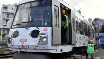 Memperingati Hari Ulang Tahun Ke-110, Tokyu Hadirkan Trem Bergambar Maneki Neko